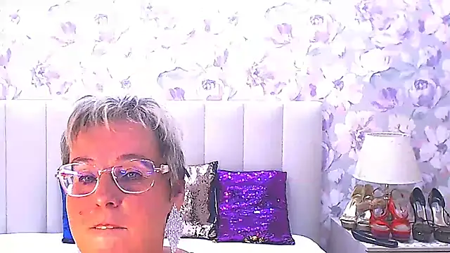 MilfyMommyXX online show from November 2025 04:44:01 AM