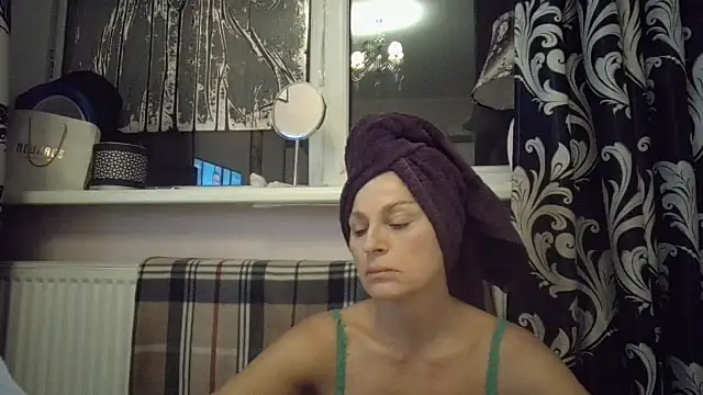 LindaStarS online show from November 2025 05:01:01 PM