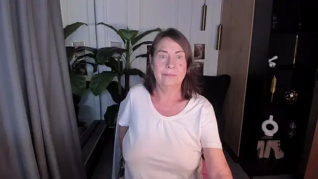 Snapshot of LindaPassionate chatting on July 2026 05:22:01 PM LindaPassionate online show from July 2026 05:22:01 PM