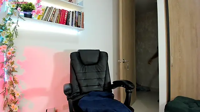 Snapshot of ALLMECANDY chatting on December 2024 08:22:02 AM ALLMECANDY online show from December 2024 08:22:02 AM