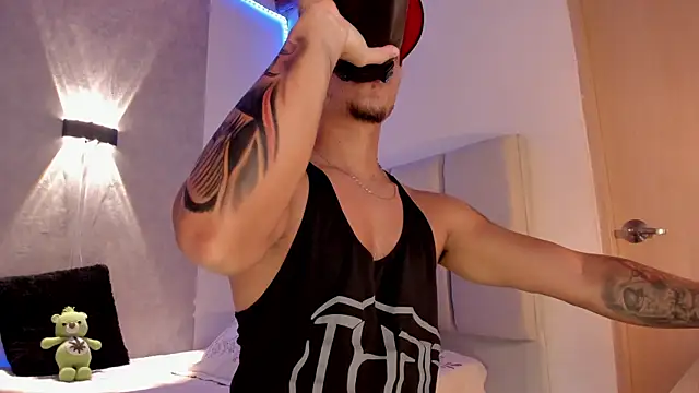 Snapshot of CRAZYBOYLOVE chatting on September 2025 11:32:01 AM CRAZYBOYLOVE online show from September 2025 11:32:01 AM