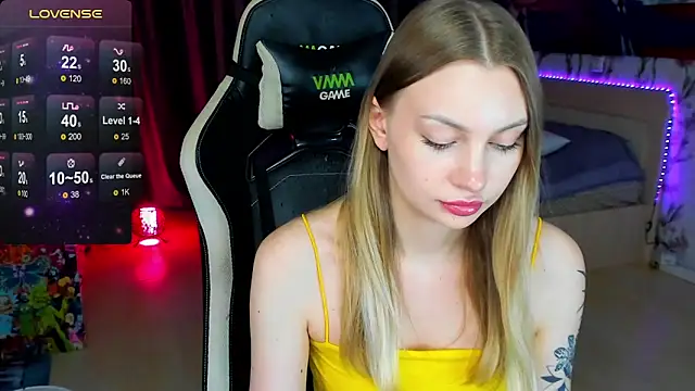 BiMolly online show from November 2025 02:37:02 PM