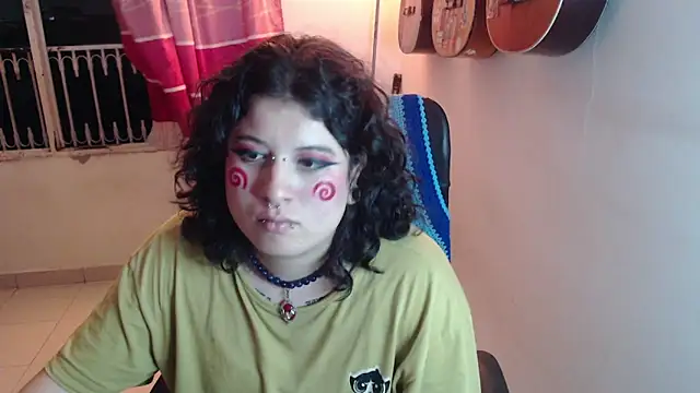 Snapshot of Smoke_trip_Alicia chatting on October 2025 05:06:01 AM Smoke trip Alicia online show from October 2025 05:06:01 AM