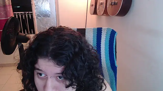 Snapshot of Smoke_trip_Alicia chatting on December 2025 10:21:02 AM Smoke trip Alicia online show from December 2025 10:21:02 AM