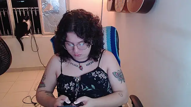 Snapshot of Smoke_trip_Alicia chatting on December 2025 10:10:02 AM Smoke trip Alicia online show from December 2025 10:10:02 AM