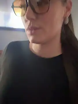 lovely beast online show from December 2025 06:15:01 PM