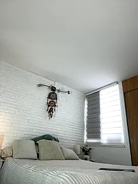 hollythomson online show from November 2025 02:50:02 PM