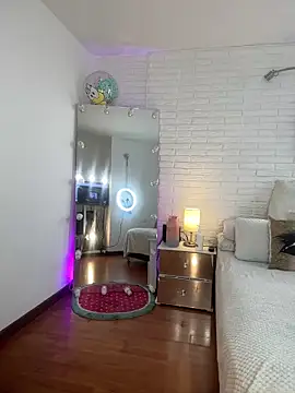 hollythomson online show from February 2026 06:13:01 PM