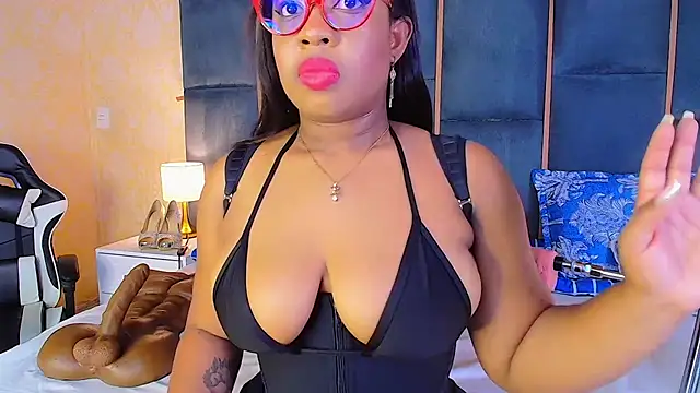 Snapshot of CaseyMoon chatting on October 2025 12:39:02 PM CaseyMoon online show from October 2025 12:39:02 PM