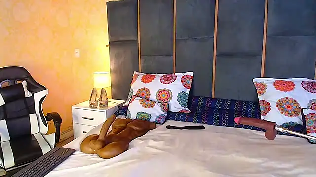 Snapshot of CaseyMoon chatting on November 2025 12:28:01 PM CaseyMoon online show from November 2025 12:28:01 PM