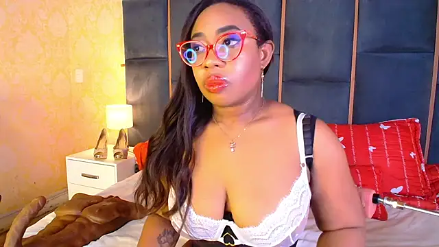 Snapshot of CaseyMoon chatting on November 2025 12:33:02 PM CaseyMoon online show from November 2025 12:33:02 PM