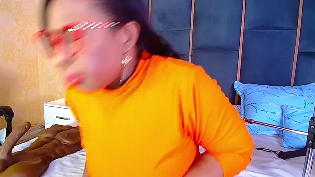 Snapshot of CaseyMoon chatting on November 2025 12:41:02 PM CaseyMoon online show from November 2025 12:41:02 PM