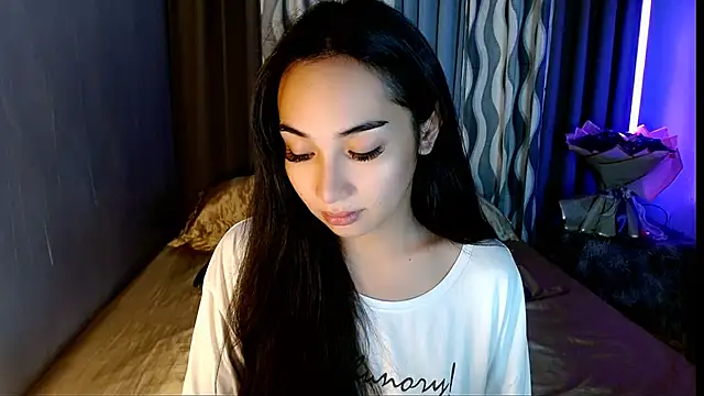 Snapshot of SweetLilly_18 chatting on May 2026 03:24:01 AM SweetLilly 18 online show from May 2026 03:24:01 AM