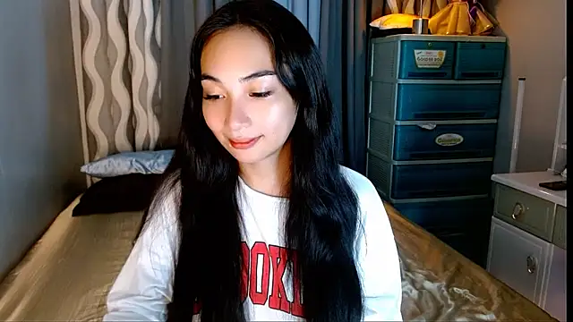 Snapshot of SweetLilly_18 chatting on May 2026 03:45:01 AM SweetLilly 18 online show from May 2026 03:45:01 AM