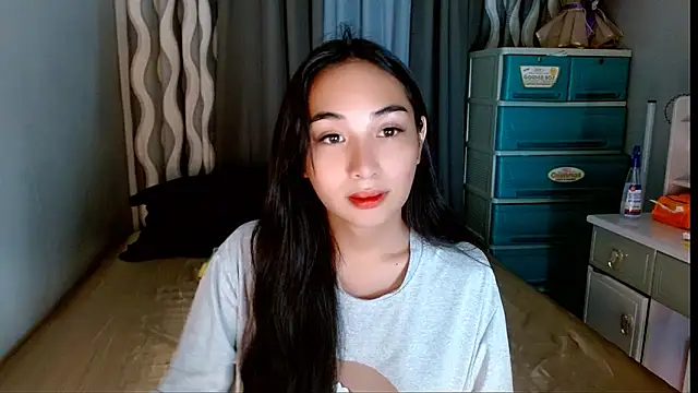 Snapshot of SweetLilly_18 chatting on May 2026 04:40:02 AM SweetLilly 18 online show from May 2026 04:40:02 AM