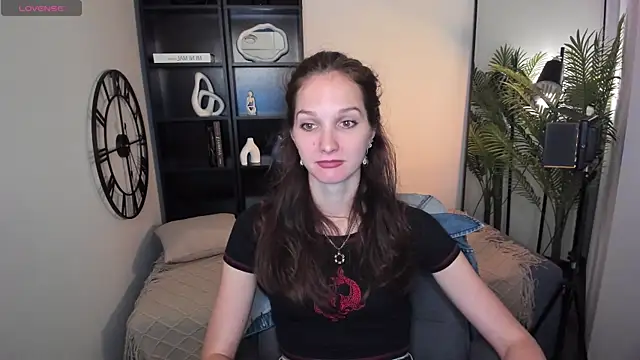 Snapshot of MirandaGlow chatting on June 2026 05:32:02 AM MirandaGlow online show from June 2026 05:32:02 AM