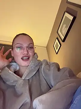 Snapshot of denisestar10 chatting on February 2025 07:00:01 PM denisestar10 online show from February 2025 07:00:01 PM