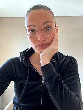 Snapshot of denisestar10 chatting on September 2025 12:52:01 PM denisestar10 online show from September 2025 12:52:01 PM