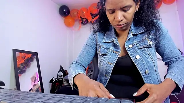 Snapshot of Ellie_Alves chatting on October 2025 01:01:02 PM Ellie Alves online show from October 2025 01:01:02 PM