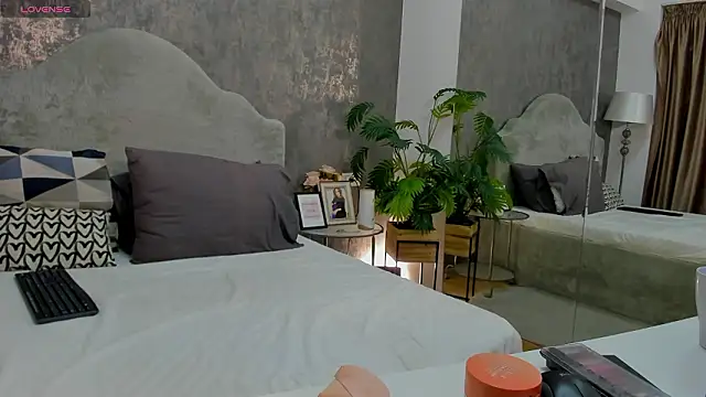 Snapshot of LisaCroft chatting on February 2026 06:28:01 AM LisaCroft online show from February 2026 06:28:01 AM