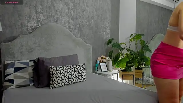 Snapshot of LisaCroft chatting on February 2026 07:49:01 AM LisaCroft online show from February 2026 07:49:01 AM