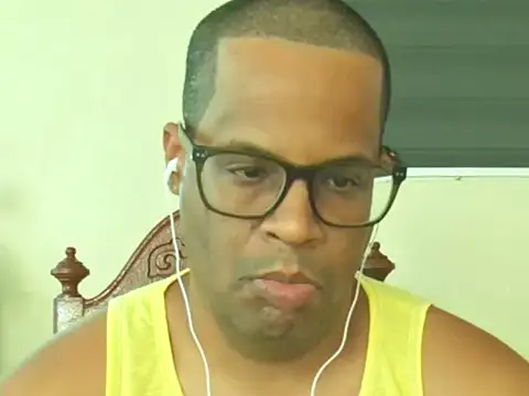 Snapshot of thesugar32 chatting on May 2026 12:32:01 PM thesugar32 online show from May 2026 12:32:01 PM