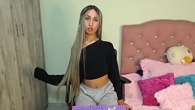 Snapshot of camy_doll chatting on December 2024 01:36:01 AM camy doll online show from December 2024 01:36:01 AM