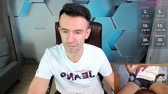 Snapshot of SteveTiger chatting on March 2026 12:00:02 PM SteveTiger online show from March 2026 12:00:02 PM