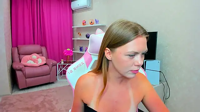 Strawberrye online show from February 2026 03:26:01 AM