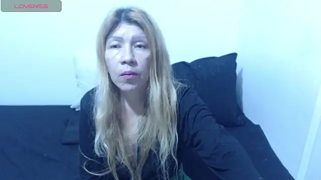 Snapshot of Dulce-Bella chatting on May 2026 02:44:01 PM Dulce-Bella online show from May 2026 02:44:01 PM