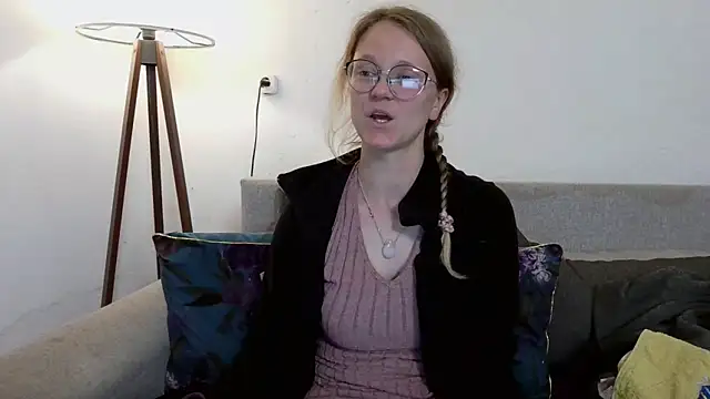 Snapshot of little-leni chatting on April 2026 08:46:02 PM little-leni online show from April 2026 08:46:02 PM