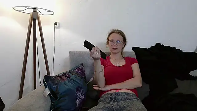 Snapshot of little-leni chatting on April 2026 08:33:02 PM little-leni online show from April 2026 08:33:02 PM