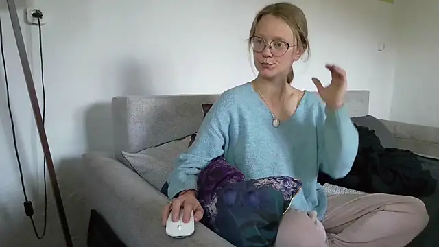Snapshot of little-leni chatting on April 2026 07:02:02 AM little-leni online show from April 2026 07:02:02 AM