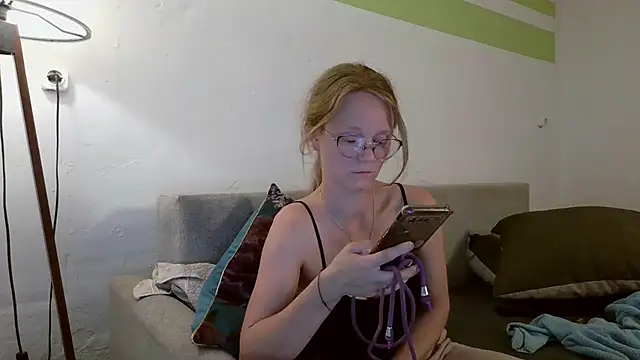 Snapshot of little-leni chatting on April 2026 07:08:02 PM little-leni online show from April 2026 07:08:02 PM