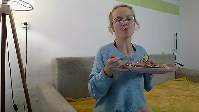 Snapshot of little-leni chatting on May 2026 08:14:01 PM little-leni online show from May 2026 08:14:01 PM