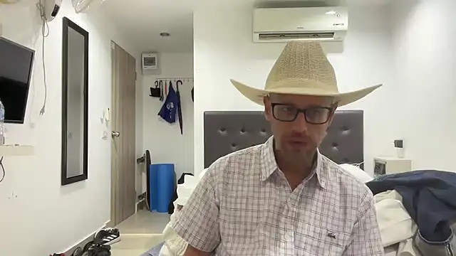 Snapshot of CamCrestXXX chatting on December 2024 06:04:01 AM CamCrestXXX online show from December 2024 06:04:01 AM