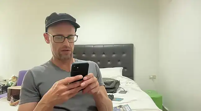 Snapshot of CamCrestXXX chatting on December 2024 06:40:01 AM CamCrestXXX online show from December 2024 06:40:01 AM