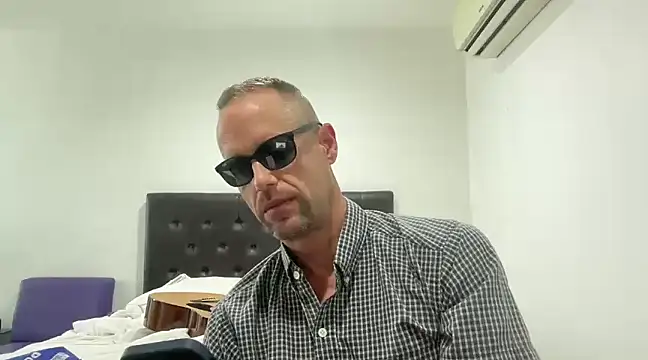 Snapshot of CamCrestXXX chatting on December 2024 03:33:02 AM CamCrestXXX online show from December 2024 03:33:02 AM