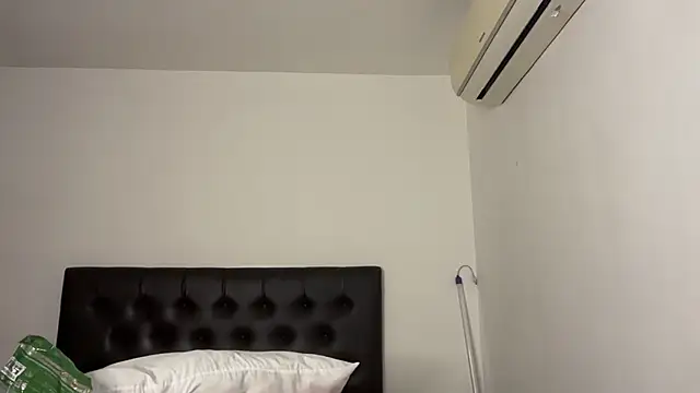 Snapshot of CamCrestXXX chatting on January 2025 09:44:02 AM CamCrestXXX online show from January 2025 09:44:02 AM