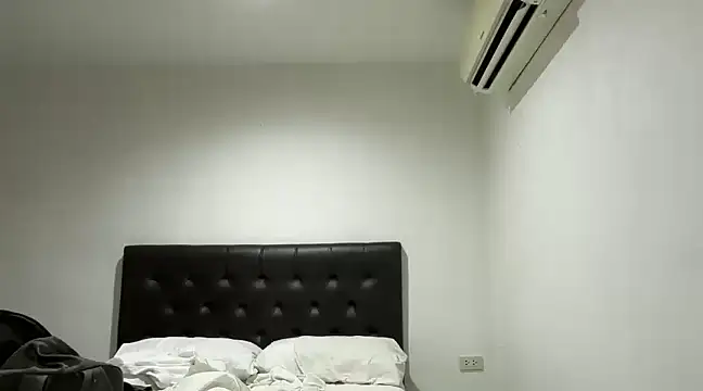 Snapshot of CamCrestXXX chatting on March 2025 11:21:02 AM CamCrestXXX online show from March 2025 11:21:02 AM