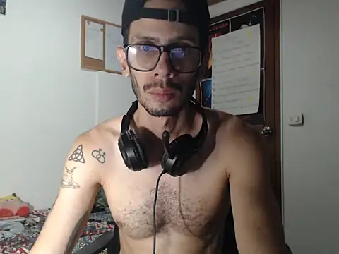 Snapshot of alisterxxx chatting on July 2026 02:05:17 AM alisterxxx online show from July 2026 02:05:17 AM