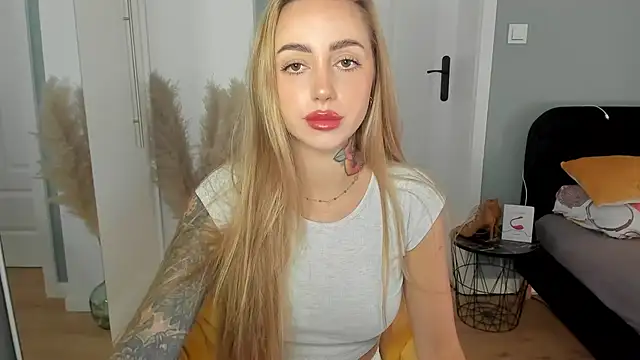 Snapshot of sexyCoralie chatting on June 2026 06:40:01 AM sexyCoralie online show from June 2026 06:40:01 AM