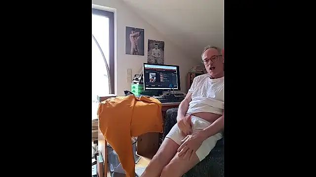 Snapshot of BerndisCam chatting on September 2025 11:14:01 AM BerndisCam online show from September 2025 11:14:01 AM