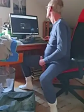 Snapshot of BerndisCam chatting on December 2025 02:33:02 PM BerndisCam online show from December 2025 02:33:02 PM