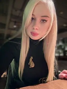 LaraHollywood online show from November 2025 11:32:01 AM