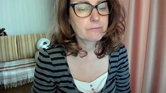 Snapshot of lauraoven chatting on May 2026 02:11:02 PM lauraoven online show from May 2026 02:11:02 PM