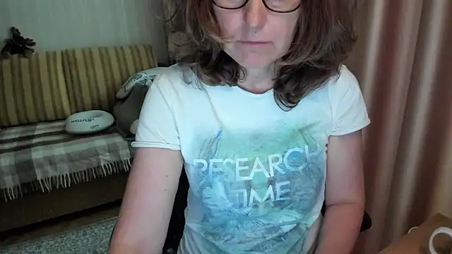 Snapshot of lauraoven chatting on May 2026 02:46:01 PM lauraoven online show from May 2026 02:46:01 PM
