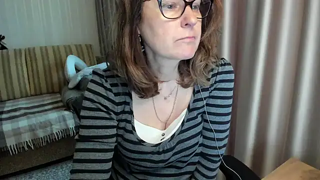 Snapshot of lauraoven chatting on June 2026 05:18:01 PM lauraoven online show from June 2026 05:18:01 PM