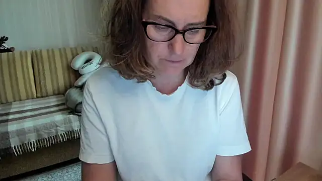 Snapshot of lauraoven chatting on June 2026 08:15:02 AM lauraoven online show from June 2026 08:15:02 AM