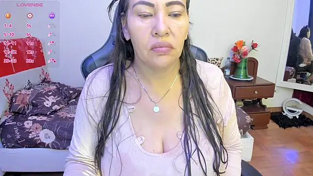 Snapshot of esmeralda_milf chatting on December 2025 02:44:01 PM esmeralda milf online show from December 2025 02:44:01 PM